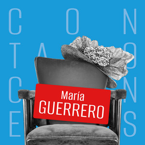 Una butaca de teatro con una pamela en el respaldo y el nombre de María Guerrero en un rótulo rojo. De fondo, alguna letras de Contando con ellas