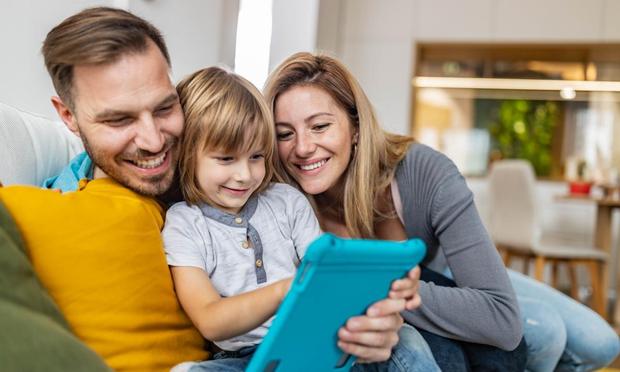 Una imagen de archivo de una familia mirando una tableta (Getty Images)