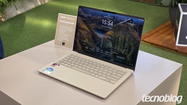 <figure class="wp-block-image size-large wp-lightbox-container"><img alt="Notebook sobre bancada" class="wp-image-818203" height="597" src="https://files.tecnoblog.net/wp-content/uploads/2025/03/Asus-Zenbook-A14-Foto-Thassius-Veloso-Tecnoblog-3-1060x597.jpg" width="1060" /><button class="lightbox-trigger" type="button">
			<svg fill="none" height="12" viewBox="0 0 12 12" width="12" xmlns="http://www.w3.org/2000/svg">
				<path d="M2 0a2 2 0 0 0-2 2v2h1.5V2a.5.5 0 0 1 .5-.5h2V0H2Zm2 10.5H2a.5.5 0 0 1-.5-.5V8H0v2a2 2 0 0 0 2 2h2v-1.5ZM8 12v-1.5h2a.5.5 0 0 0 .5-.5V8H12v2a2 2 0 0 1-2 2H8Zm2-12a2 2 0 0 1 2 2v2h-1.5V2a.5.5 0 0 0-.5-.5H8V0h2Z" fill="#fff">
			</svg>
		</button><figcaption class="wp-element-caption">Zenbook A14 conta com processador Snapdragon X e roda Windows 11 (foto: Thássius Veloso/Tecnoblog)</figcaption></figure>


<details class="tb-resumo tb-callout padrao">
    Resumo
    <div class="tb-resumo-topicos tb-callout-texto"><ul>
<li>A Asus lançou os notebooks Zenbook A14 (R$ 9.999) e Vivobook 16 (R$ 7.499) no Brasil, parte da iniciativa Copilot+ da Microsoft.</li>
<li>Ambos os modelos possuem processador Snapdragon, botão dedicado ao Microsoft Copilot e são compatíveis com o Windows 11.</li>
<li>O Zenbook A14 pesa somente 980g, tem 32 GB de RAM, 1 TB de SSD e até 32 horas de bateria.</li>
</ul>
</div>
</details>


<p>A Asus traz ao mercado brasileiro o Asus Zenbook A14 (R$ 9.999) e o Asus Vivobook 16 (R$ 7.499). Os dois notebooks fazem parte da iniciativa Copilot+