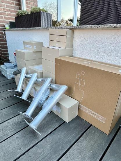 Diverse Hardware in Kartons als Haufen in einer Übersicht