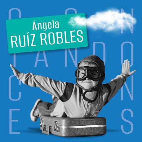 Sobre una maleta posada en el suelo aparece tumbada una criatura con gafas y gorro de aviadora y con los brazos en cruz simulando que vuela. Fondo azul y una nube. Se ven algunas letras del nombre del podcast Contando con ellas.