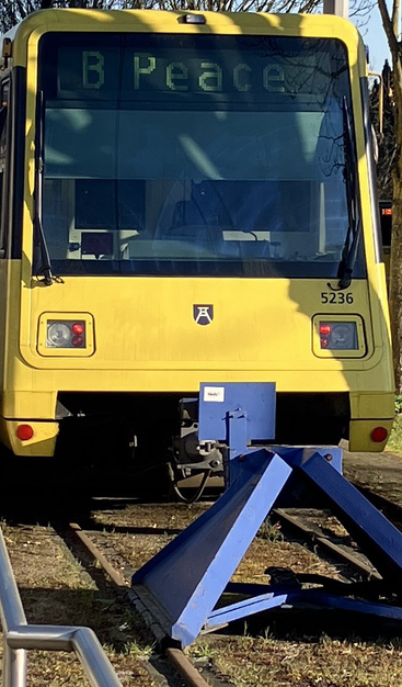 Stadtbahn mit Peace auf der digitalen Anzeige.