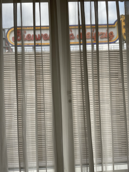Aussicht aus dem Leipziger Hotel auf ein Parkhaus.