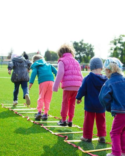 Spielende Kinder