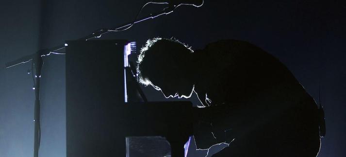 Chris Martin, de Coldplay, en directo frente al piano, entre los artistas con melodías icónicas con este instrumento en sus canciones. / Ryan Pierse