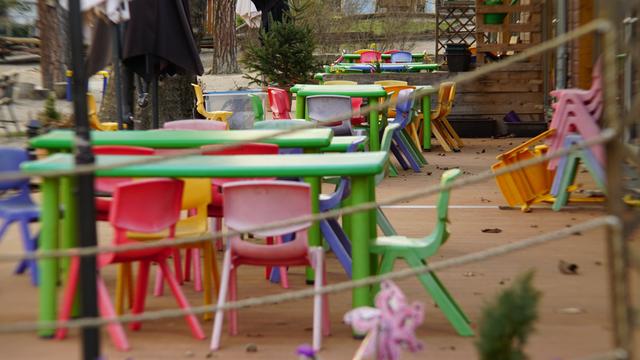 bunte Plastikstühle und -Tische