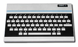Photo de l'Oric-1, ordinateur personnel tout intégré, avec son clavier à touches semi-mécaniques.