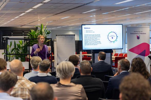 ACM-bestuurslid Manon Leijten spreekt energieleveranciers en telecomaanbieders toe over de regels voor telemarketing