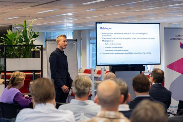 ACM-medewerker spreekt energieleveranciers en telecomaanbieders toe over de regels voor telemarketing