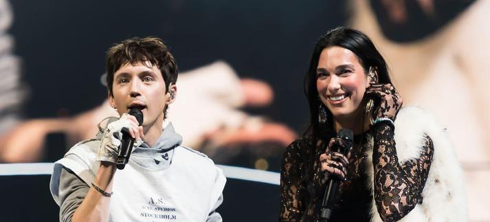 Dua Lipa y Troye Sivan, juntos en el concierto de Radical Optimism Tour en Melbourne, marzo de 2025. / Naomi Rahim