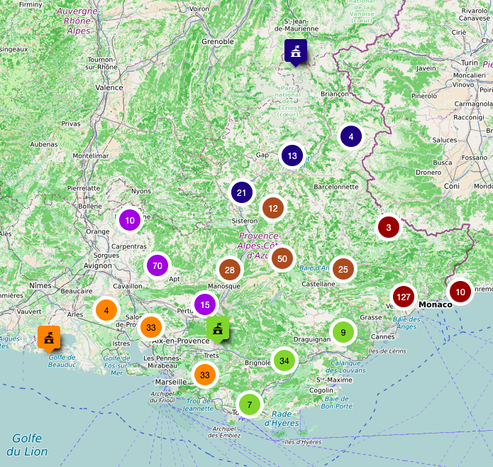 Carte de la région PACA on y voir des pastilles de couleurs avec des chiffres. Chaque couleur est différente. Les points indiquent les communes pour lesquelles les AD de chaque département qui ont déposé leurs archives.