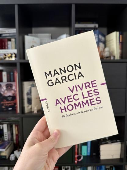 La couverture de Vivre avec les hommes est beige, le titre écrit en grand en violet et le nom de l'autrice en noir