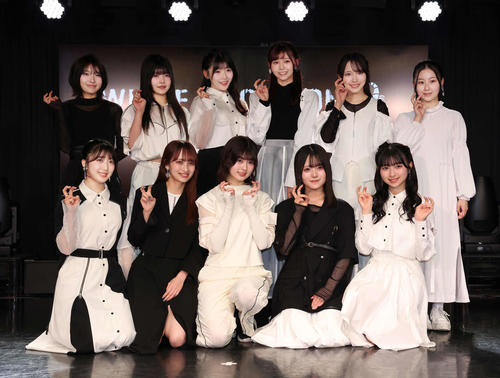 初のライブステージを前に写真に納まる、前列左からAOI、ALLY、HANNA、ACE、CHOCO。後列左からNAVI、NATSU、MOMO、NICO、ACO、COCO（撮影・丹羽敏通）