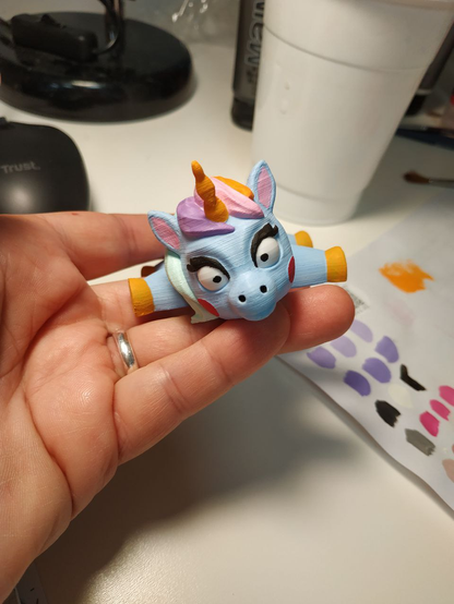 La mia tenera manina che sostiene un unicorno dai colori pastello ma con uno sguardo molto intenso e pungente.
