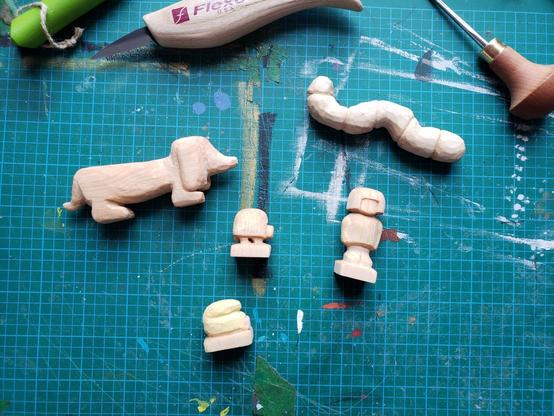 Petites figurines en bois sculptées à la main.
Little wooden hand carved figurines.