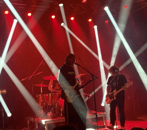 Drei Musiker von rot wrißem Licht angestrahlt. Die Nerven, E-Werk, Freiburg