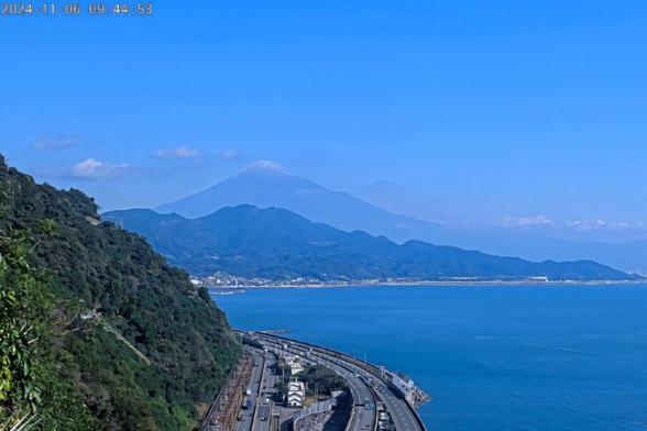 Snow seen on Mount Fuji after record absence