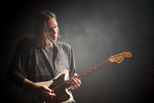 Ein Musiker mit einer Gitarre.