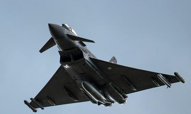 Un avión de combate Eurofighter Typhoon de la Royal Air Force británica vuela en RAF Coningsby. (Getty Images)