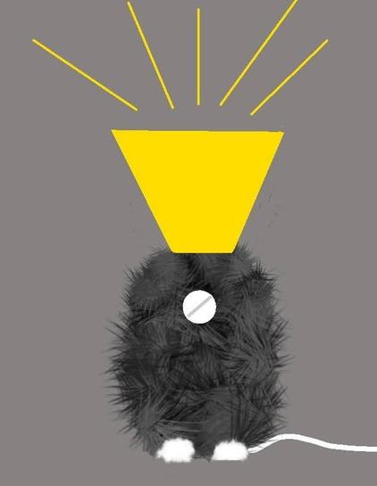 Lampe in Form einer sitzenden Katze mit leuchtendem Tierarzt Kragen. Der Körper ist schwarz und plüschig mit weißen Pfoten. An der Brust ein Drehschalter, unten ein weißes Kabel