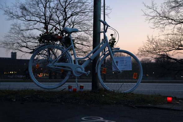 Ein weiß lackiertes Ghostbike steht angekettet an der Kreuzung Martensdamm-Jensendedamm in Kiel.