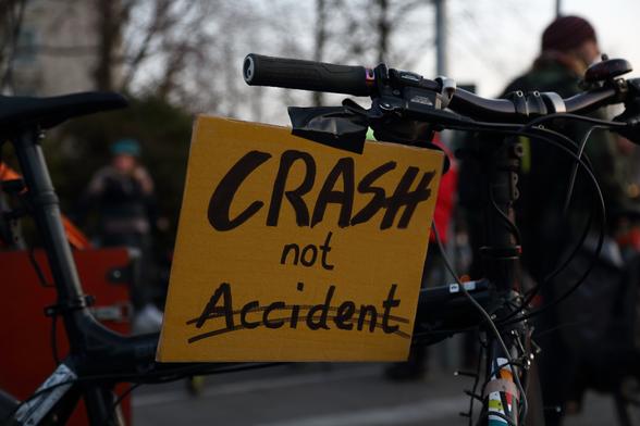 Demoschild an Fahrrad: Crash not Accident