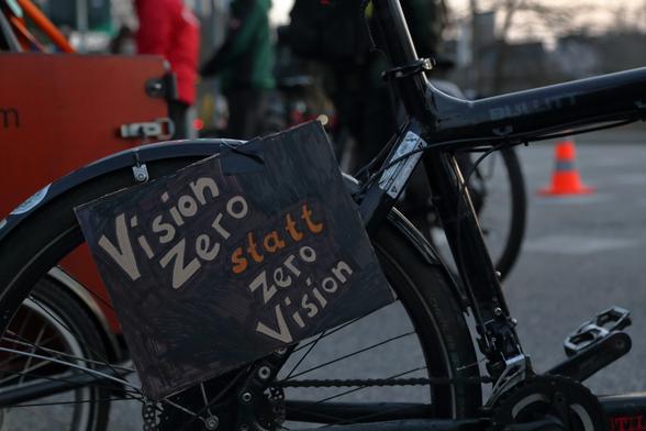 Demoschild an Fahrrad: Vision Zero statt Zero Vision.