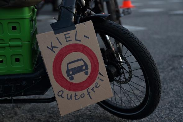 Demoschild an Fahrrad: Autofreies Kiel