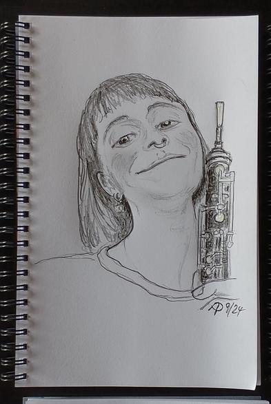 Bleistift-Porträt von Miriam Hanika, die ihre Oboe auf Kopfhöhe neben ihrer Wange hochhält. Gezeichnet von schräg unten vorne. Die Musikerin hat den Kopf lächelnd in den Nacken gelegt. Die Haare sind mittellang und sie trägt einen kleinen Nasenring.