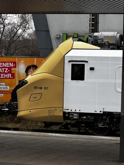 Kopf des Zuges in blassgelb mit der Kennung:
ETR 108 017 20B