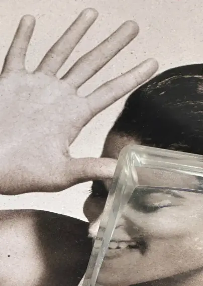 Portrait einer Frau mit erhobener rechten Hand. Über der Stirn ein durchsichtiges Plastik-Band.