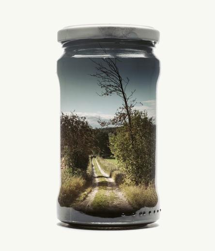 des-paysages-en-double-exposition-dans-des-bocaux-par-Christoffer-Relander-1