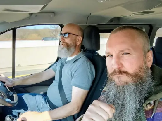 Die beiden im Innenraum des Autos. Sehr bärtig das Ganze ...
