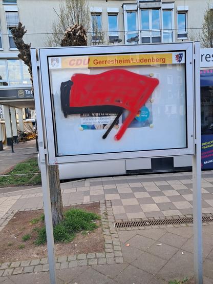 Schaukasten der CDU mit den Fahnenlogo der Antifa übermahlt.