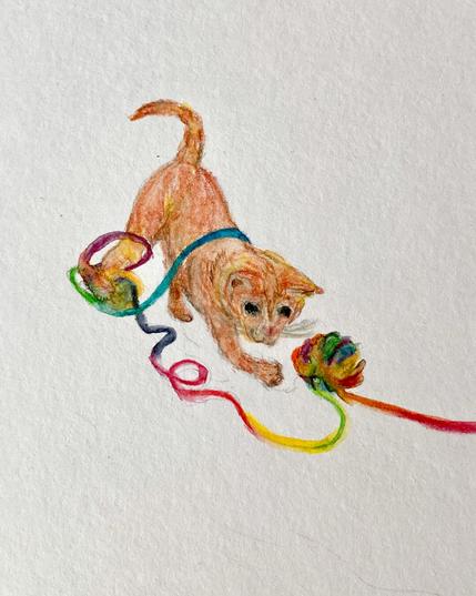 Buntstiftzeichnung einer roten Katze, die mit einem Wollknäuel in Regenbogenfarben spielt. Der Faden hat sich um ihren rechten Hinterfuß verheddert, läuft einmal über ihren Rücken. Am anderen Ende des Knäuels läuft der Faden rechts aus dem Bild raus.