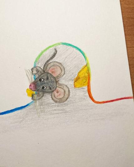 Buntstiftzeichnung. Der Faden aus dem vorigen Bild setzt sich hier fort und bildet den Rahmen eines Mauselochs. Eine Maus guckt seitlich daraus hervor nach links zur Katze des anderen Bildes. An der rechte Seite des Mauselochs liegt eine Käseecke im Loch. Der Faden läuft weiter rechts aus dem Bild raus.
