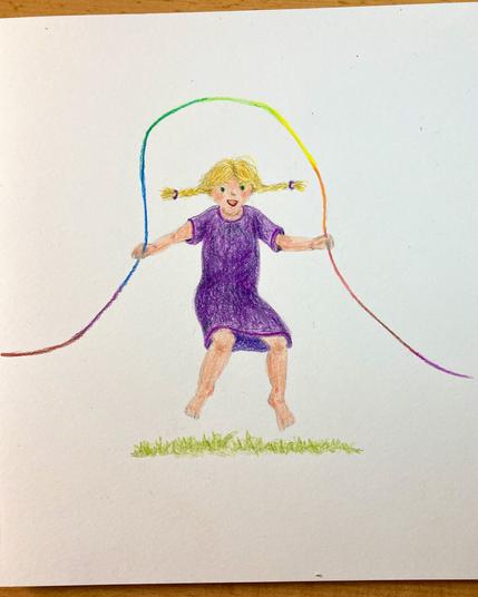Buntstiftzeichnung. Der Faden der vorigen Bilder ist hier das Springseil eines Mädchens im kurzen lilafarbenen Kleid. Das Mädchen hat blonde Zöpfe, die zur Seite wegwehen, ist mit leicht angezogenen Beinen in der Luft, das Seil schwingt über ihrem Kopf. Unten ist ein wenig Gras angedeutet. Der Faden geht wieder rechts aus dem Bild.