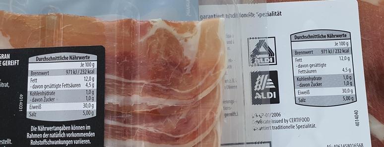 Nährwertangaben von zwei Packungen Serrano Schinken, die genau identisch sind.
Je 100g: 232 kcal, 12 g Fett, 1 g Kohlenhydrate, 30 g Eiweiß, 5 g Salz.