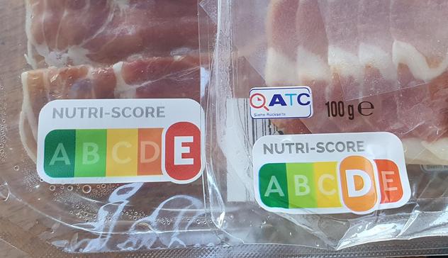 Nutri-Score Label von zwei Packungen Serrano Schinken. Eines ist mit 'E', das andere mit 'D' gekennzeichnet.
