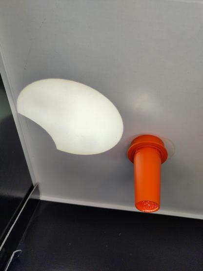 Projection du soleil éclipsé via le "solarscope". on distingue une seul tache solaire noire sur la droite.