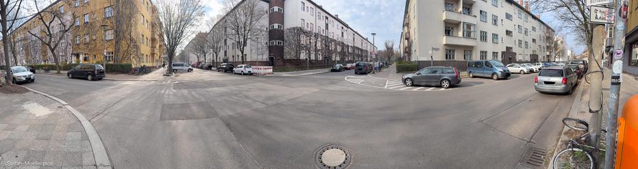 Panoramabild einer leeren Kreuzung.