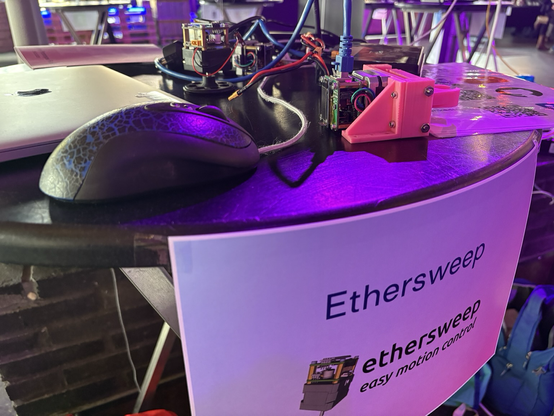 Ein paar Ethersweep Prototypen auf einem Tisch