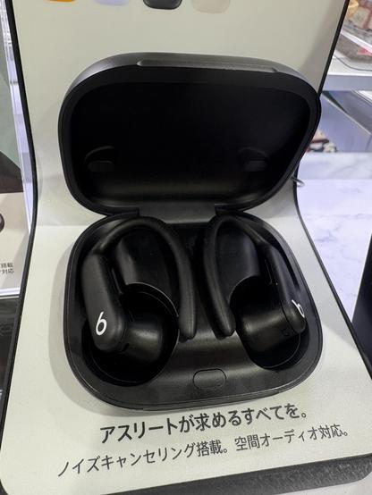 Powerbeats Pro2ブラックモデルの店頭展示機。左右ともにケースに入った状態。
