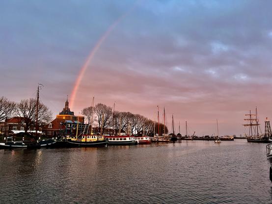 Regenbogen über hafen