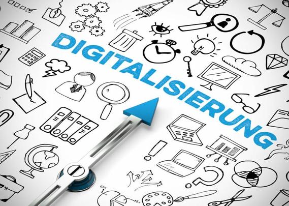 Das Bild zeigt verschieden Symbole wir Laptop, Globus und andere Digitale Themen, vereinfacht. In Blau die Schrift "Digitalisierung" und ein Blauer Pfeil der wie ein Zeiger einer Uhr aussieht.