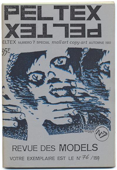 couverture de Peltex n°7, imprimée en noir et bleu foncé sur un papier gris. Le titre "PELTEX" se répète en haut de la couverture, à l'horizontale, une fois dans le sens correct de lecture, et la ligne suivante à 180°.
On peut lire ensuite "PELTEX NUMERO 7 SPECIAL mail art copy art AUTOMNE 1987", puis "35 F", en partie écrit à la main. 
En dessous, seul élément imprimé en partie en bleu, un dessin sur lequel on discerne des yeux et des doigts, fortement altéré par la photocopieuse et signé "GAZOLIN".
Sous le dessin : "REVUE DES MODELS", "VOTRE EXEMPLAIRE EST LE N° 76 (à la main) / 150".