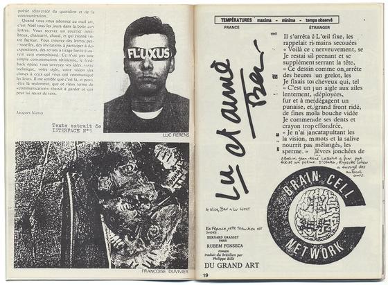 double page, imprimée en noir sur blanc. 
Des articles et des illustrations, le tout altéré par la photocopie (contrastes élevés et trame d'impression). Notamment, sur la page de gauche, la fin d'un article signé "Jacques Massa", une illustration de Luc Fierens (le portrait photographique d'un homme portant des lunettes noires barrées du mot "FLUXUS" en lettres blanches), un collage signé Françoise Duvivier (une sorte de paroi minérale marquée de strie, mais la texture de l'image ne permet pas d'être certain de ce que l'on y voit). Sur la page de droite, l'agrandissement d'un mot signé Ben ("Lu et aime / Ben"), un poème de Jean-René Lassalle à l'attention de Riosuke Cohen et un logo (le dessin d'un cerveau au centre d'un cercle noir, ouvert, comme la lettre "C", et qui accueille les mots "BRAIN CELL" et "NETWORK").