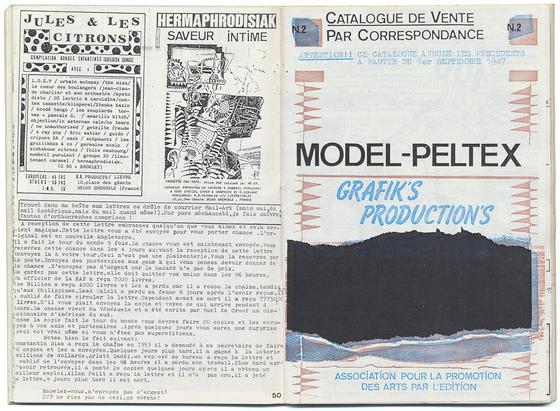 double page. La page de gauche est imprimée en noir, celle de droite en noir, rouge et bleu (les couleurs sont pales).
A gauche, des publicités illustrées pour des cassettes et des compilations musicales, puis un article à la première personne ("Trouvé dans ma boite aux lettres ce drôle de courrier Mail-art" ...). Sur la page de droite, la couverture (?) d'un "catalogue de vente par correspondance" (n°2), de Model-Peltex. Il est sous-titré "GRAFIK'S PRODUCTION'S" et "ASSOCIATION POUR LA PROMOTION DES ARTS PAR L'EDITION". Le collage d'une surface déchirée est imprimé en noir, entre deux colonnes verticales d'ornements géométriques triangulaires.