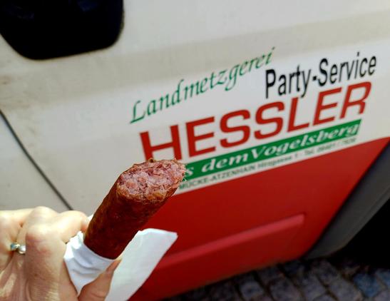 Kartoffelwurst beim Naschen