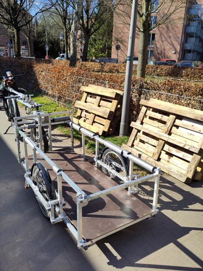 Europaletten abgeladen beim Barmbek Basch